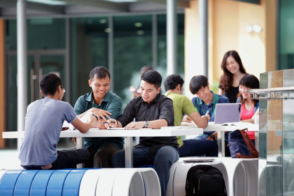 Top 10 reasons why international students prefer to study ...